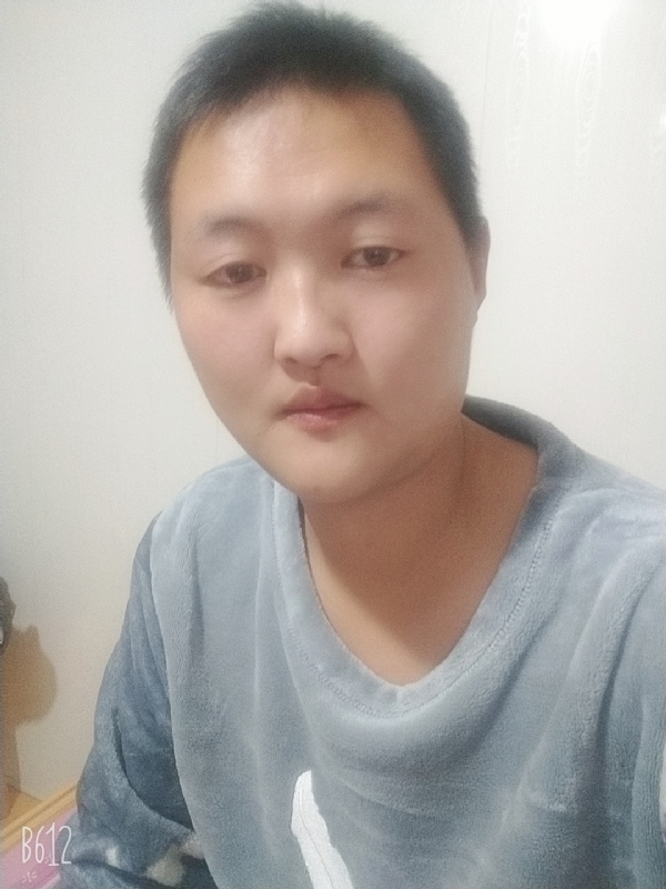 烟圈里透着伤的第二张照片--宿迁相亲服务中心